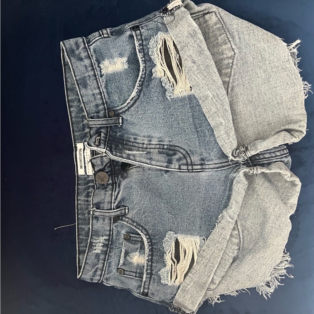 Good condition one teaspoon shorts size 25!